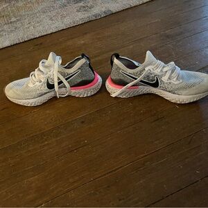 Women’s Nike running shoes like new!!